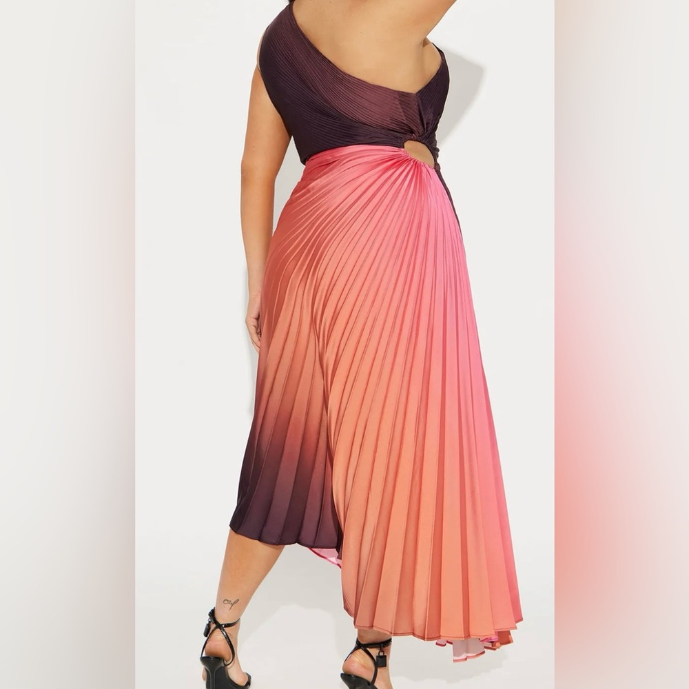 Elegant Ombre Pleated Dress - Picture 2 of 6